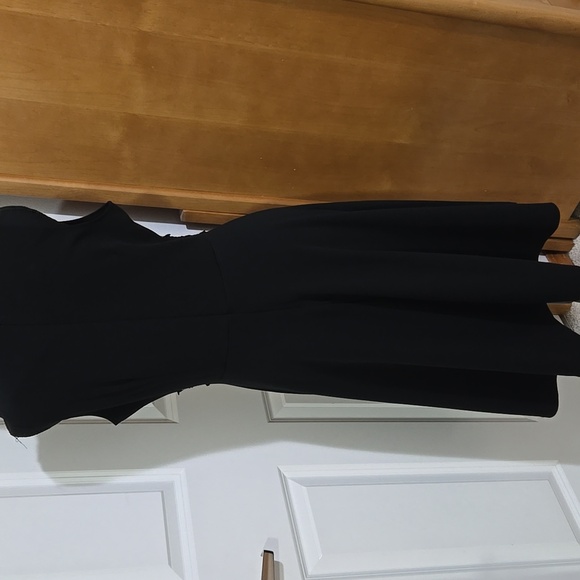 Elegant Black Sleeveless Dress - Picture 6 of 9